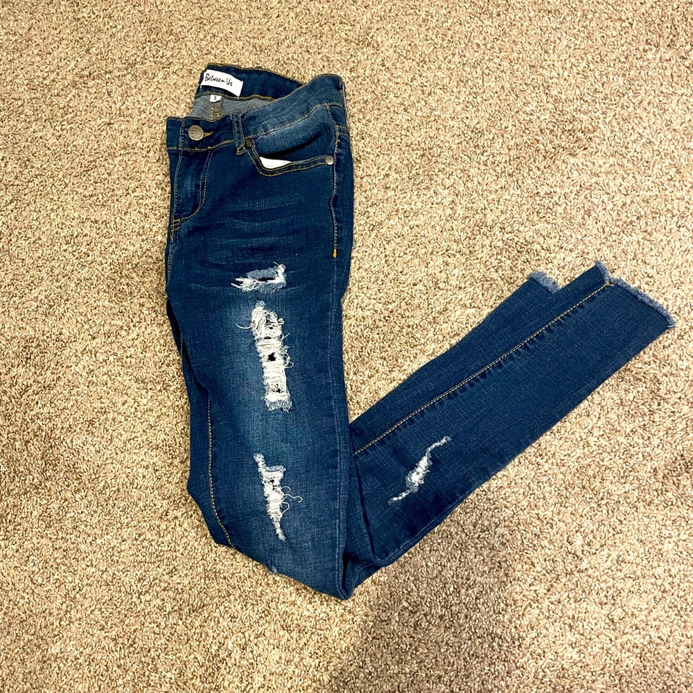 BETWEEN US Distressed Cropped Jeans